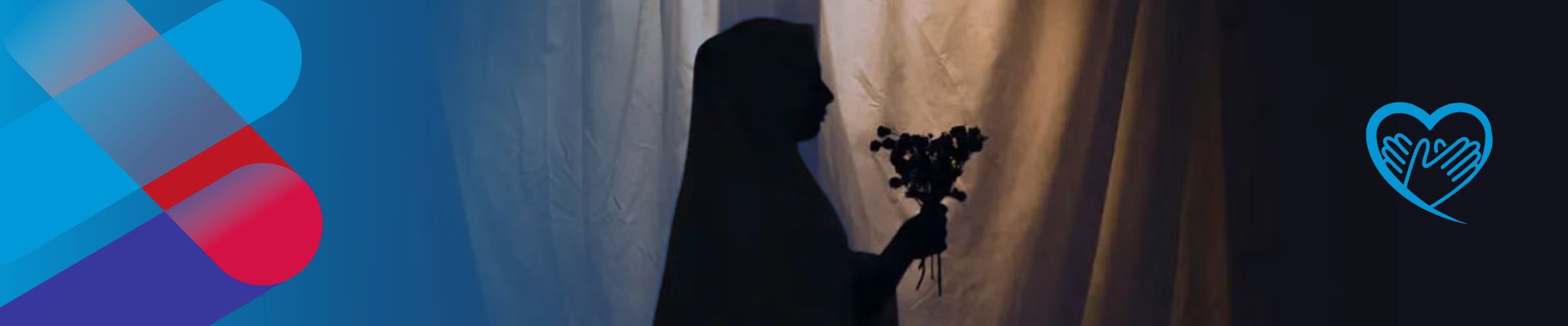 Silhouette einer afghanischen Frau hinter einem Vorhang