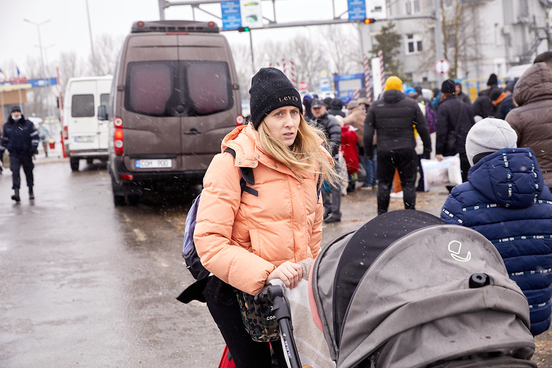 Frau mit Kinderwagen an der Grenze - Ukraine