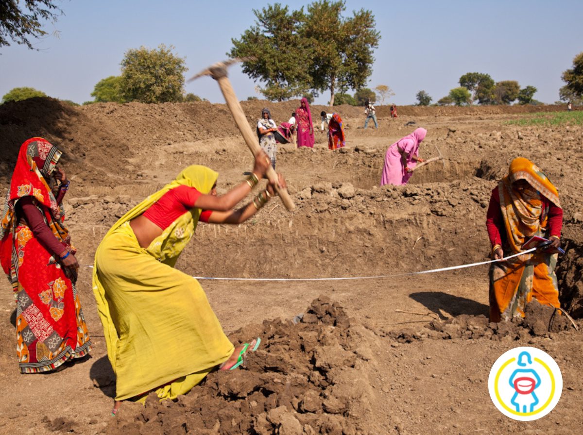 Frauen in Indien arbeiten auf einem Feld - UN Women MNREGA