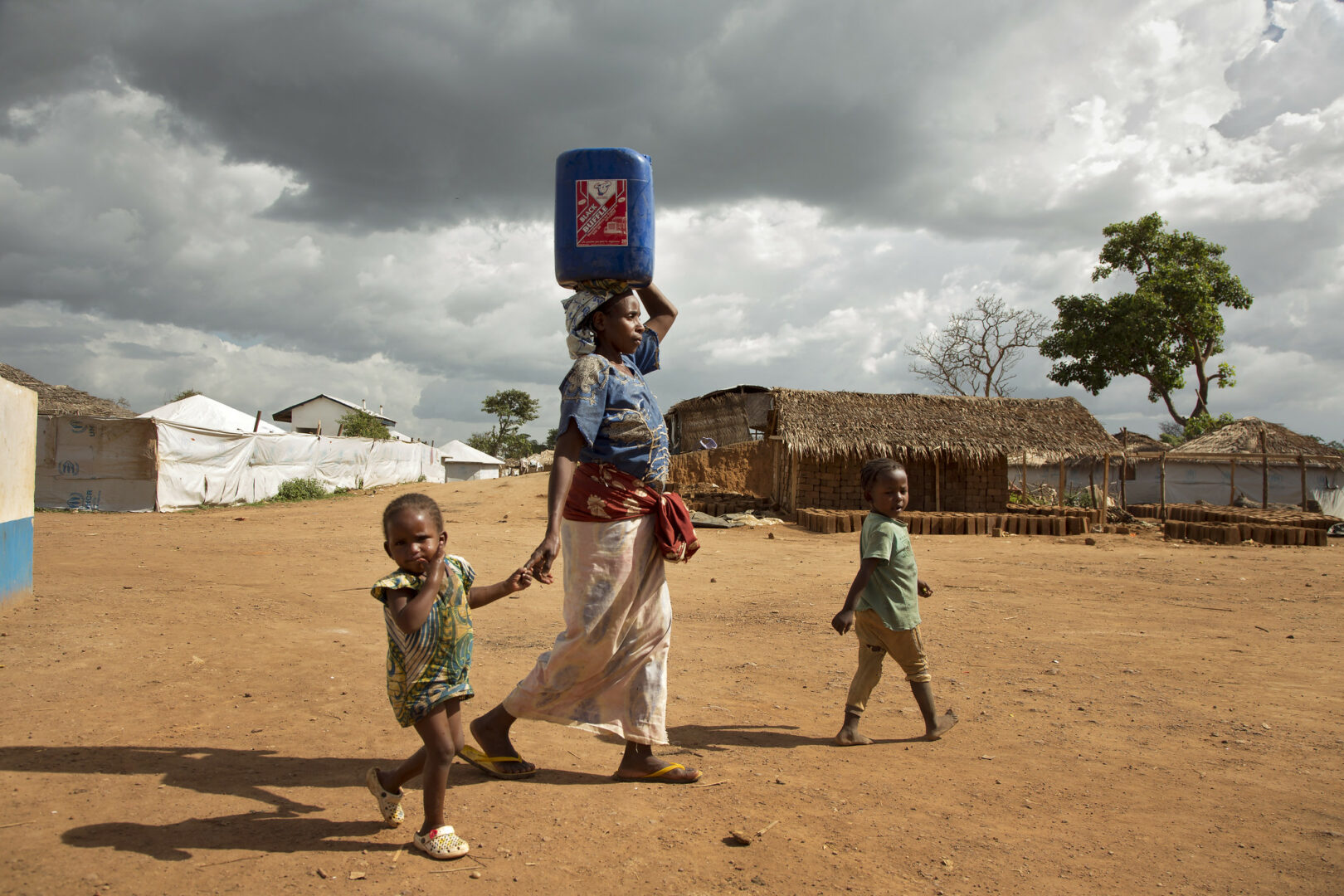 Frau mit Kleinkindern in Geflüchteten Camp in Kamerun. Credits: UN Women/Ryan Brown