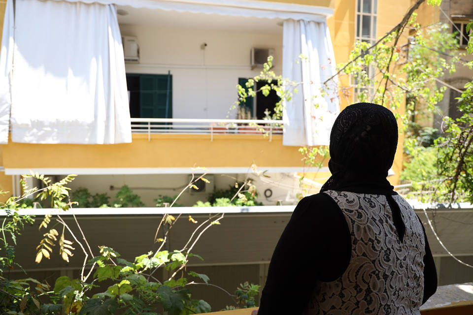 Silhouette einer Frau in einem Wohngebiet - der UN Trust Fund zur Beendigung der Gewalt gegen Frauen vergibt Zuschüsse an Initiativen, die Gewalt gegen Frauen und Mädchen systematisch angehen, reduzieren und beseitigen.