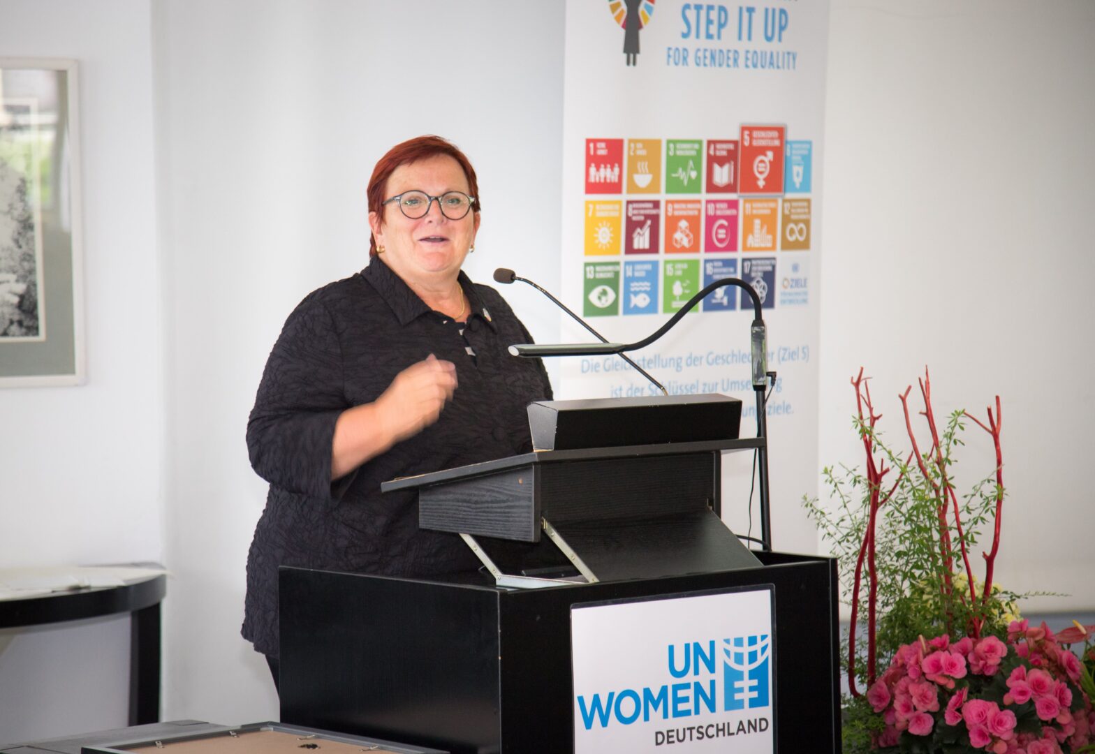 Die UN Women Deutschland Vorsitzende Elke Ferner hält eine Rede. Credit: UN Women Deutschland/Ortrud Ladleif