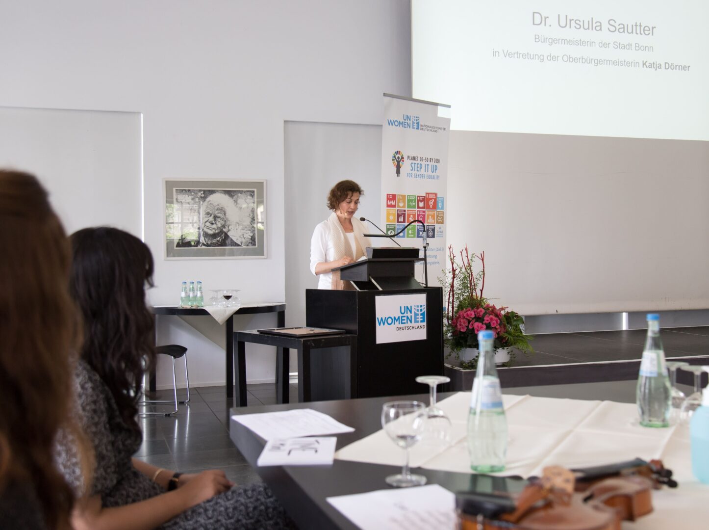Die Bürgermeisterin Dr. Ursula Sautter hält eine Rede. Credit: UN Women Deutschland/Ortrud Ladleif