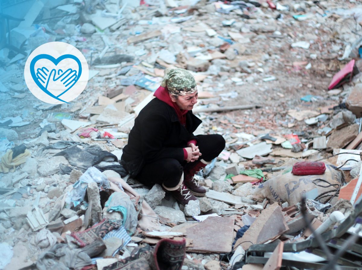 Spenden Sie jetzt für UN Women Nothilfe in Türkei und Syrien. Frau schaut verzweifelt zu den Trümmern eines Wohnhauses. Credit: UN Women/Özge Ergin