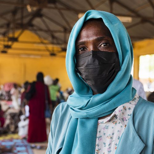 Eine Frau ist auf einer Geflügelfarm im Sudan zu sehen, auf der Hunderte von Menschen leben, die durch den Bürgerkrieg im Land vertrieben wurden