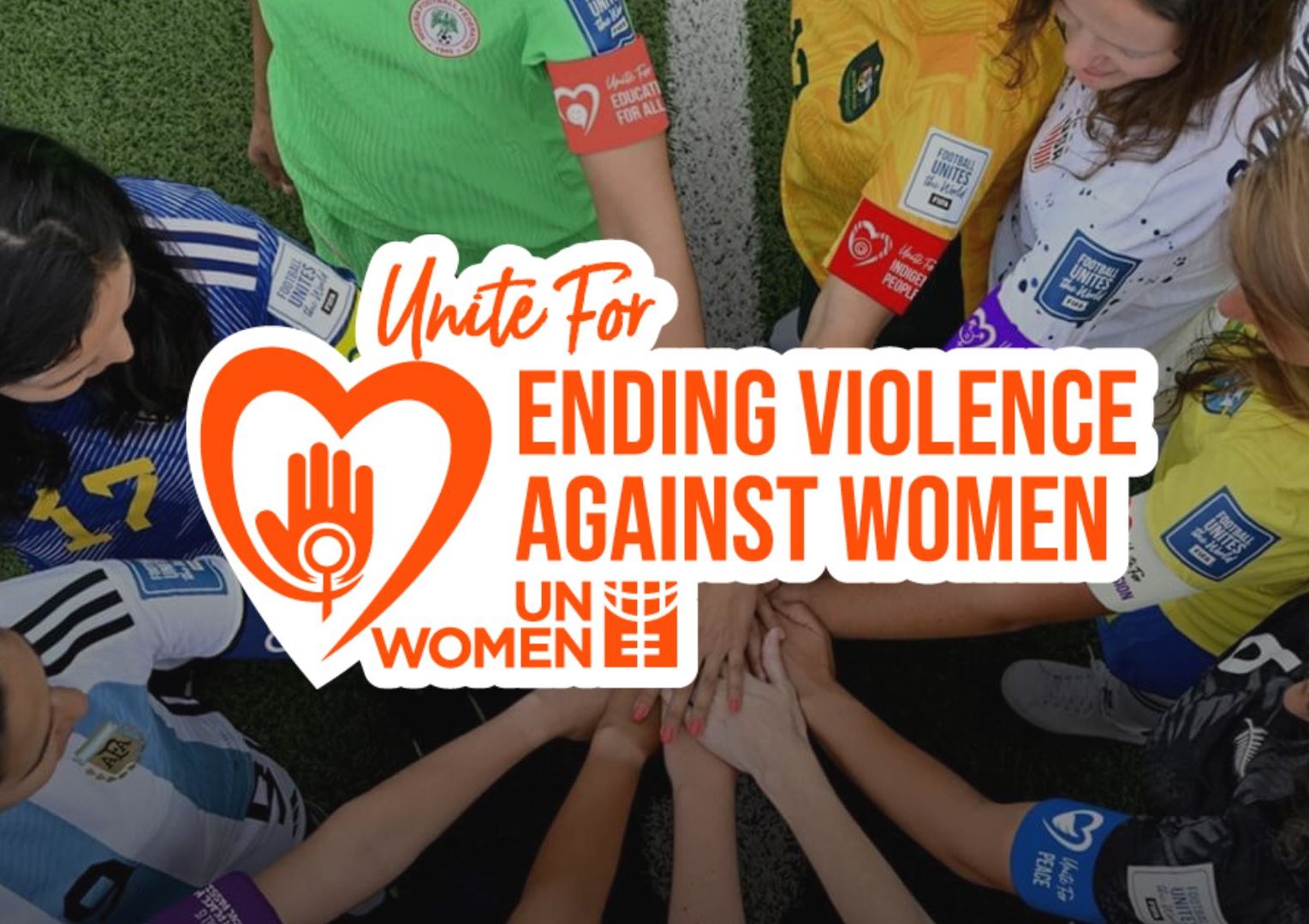 Frauenfußball-WM 2023: Spielerinnen vereinen Hände in einem Kreis - mit Sticker Untite For Ending Violence Against Women von UN Women