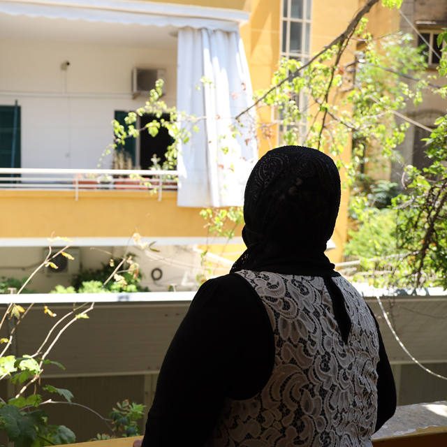Silhouette einer Frau in einem Wohngebiet - der UN Trust Fund zur Beendigung der Gewalt gegen Frauen vergibt Zuschüsse an Initiativen, die Gewalt gegen Frauen und Mädchen systematisch angehen, reduzieren und beseitigen.