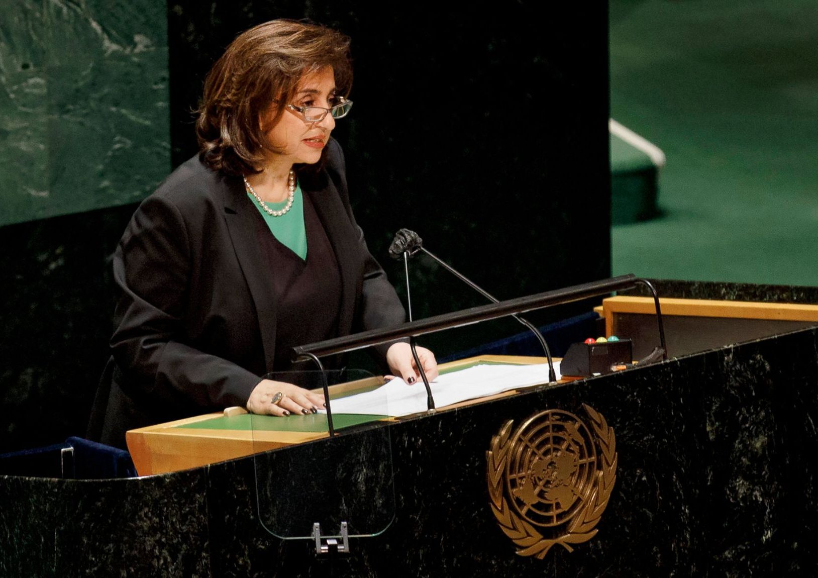 UN Women Executive Direktor Sima Bahous spricht an einem Pult