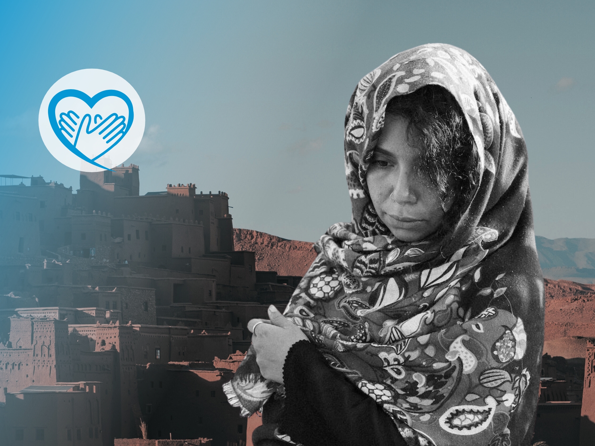 Frau mit verschränkten Armen schaut traurig zu Boden. Erdbeben in Marokko: Frauen und Mädchen brauchen dringend Ihre Unterstützung! - Jetzt spenden für die Nothilfe nach dem Erdbeben in Marokko.