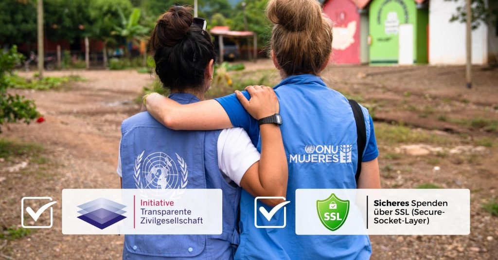 Zwei Frauen halten sich im Arm, unterstützen sich und schauen gemeinsam auf eine Reihe an Häusern im Hintergrund. Icons für Sicheres Spenden und Initiative Transparente Zivilgesellschaft. UN Women Friend werden und mit einer regelmäßigen Spende gemeinsam Frauen und Mädchen nachhaltig stärken.