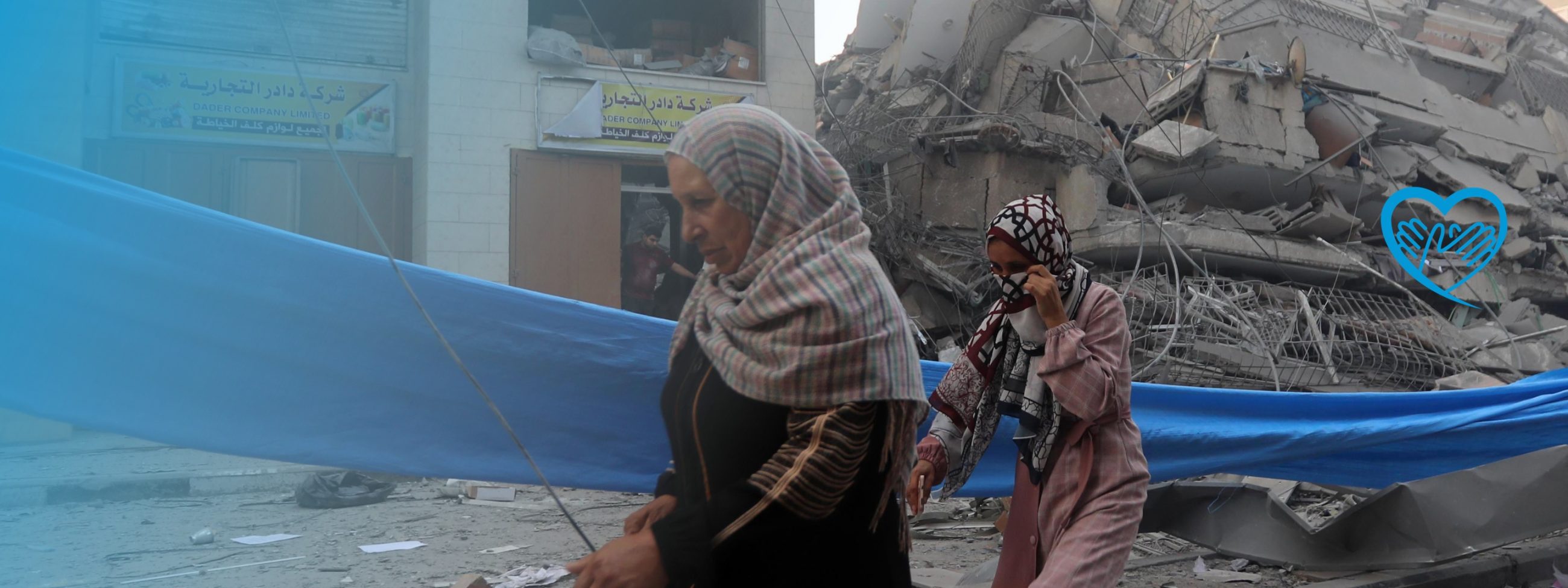 Frauen laufen vor zerstörten Häusern -Spenden Sie für die Gaza Nothilfe