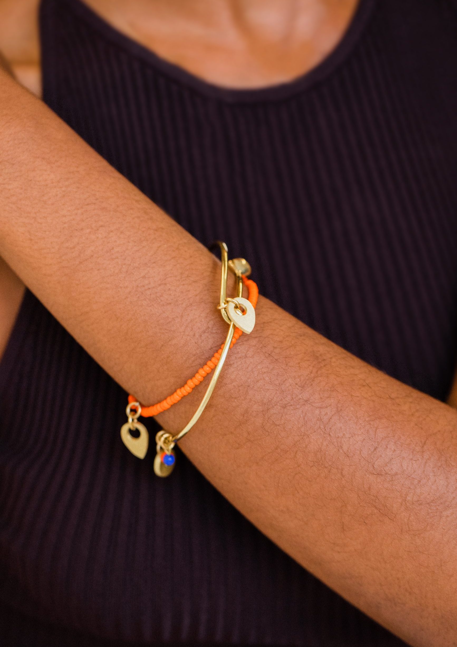 Charity Armband am Arm einer Frau - Ein Zeichen gegen Gewalt an Frauen Video - UN Women Deutschland