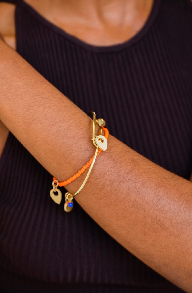Charity Armband am Arm einer Frau - Ein Zeichen gegen Gewalt an Frauen Video - UN Women Deutschland