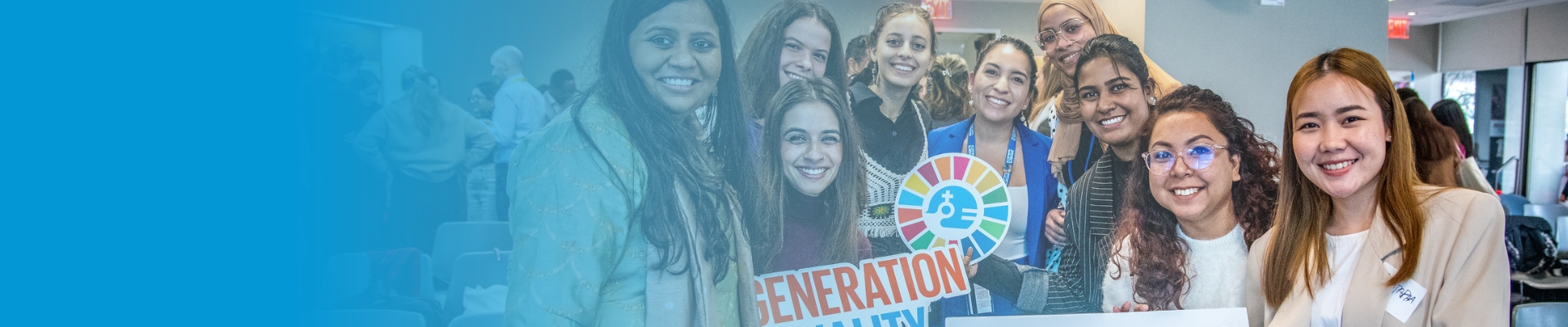 Gruppe von Frauen schaut in die Kamera - Mitgliederversammlung 2024 von UN Women Deutschland