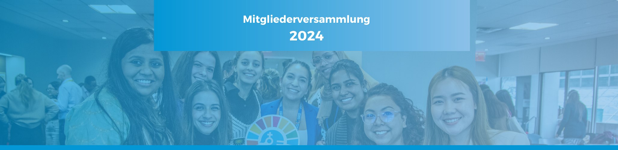 Gruppe von Frauen schaut in die Kamera - Mitgliederversammlung 2024 von UN Women Deutschland