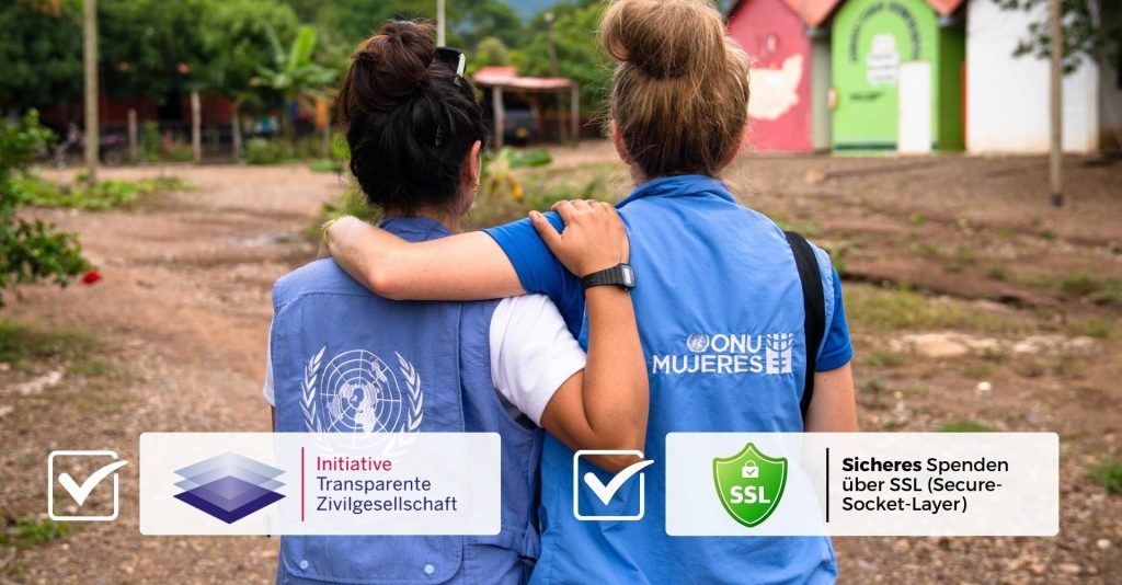 Zwei Frauen halten sich im Arm, unterstützen sich und schauen gemeinsam auf eine Reihe an Häusern im Hintergrund. Icons für Sicheres Spenden und Initiative Transparente Zivilgesellschaft. UN Women Friend werden und mit einer regelmäßigen Spende gemeinsam Frauen und Mädchen nachhaltig stärken.