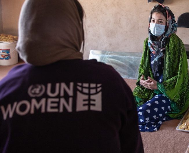 UN Women Mitarbeiterin spricht mit Frau aus Afghanistan.