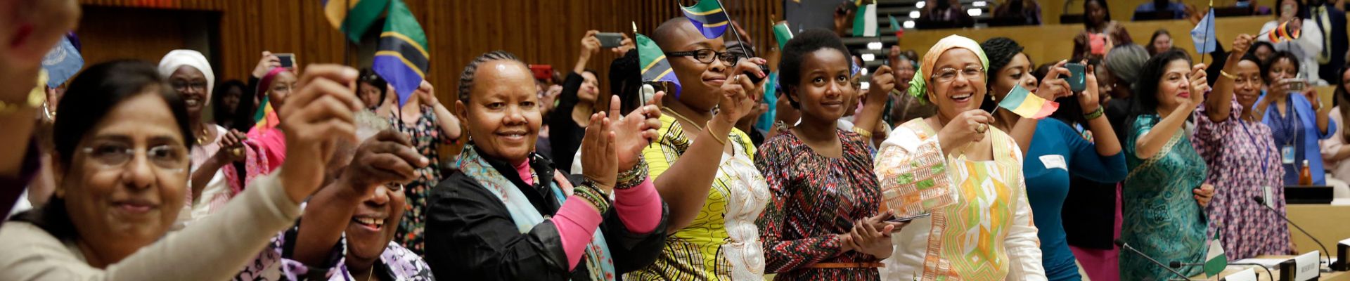 Frauen im UN Gebäude stehen und jubeln - Frauen in Führungspositionen - UN Women Deutschland