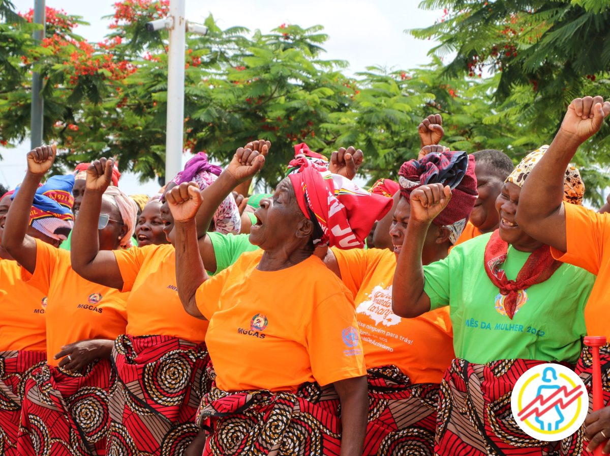 Frauen protestieren und heben ihre Fäuste in die Luft. UN Women Kampagne Orange The World in Mosambik