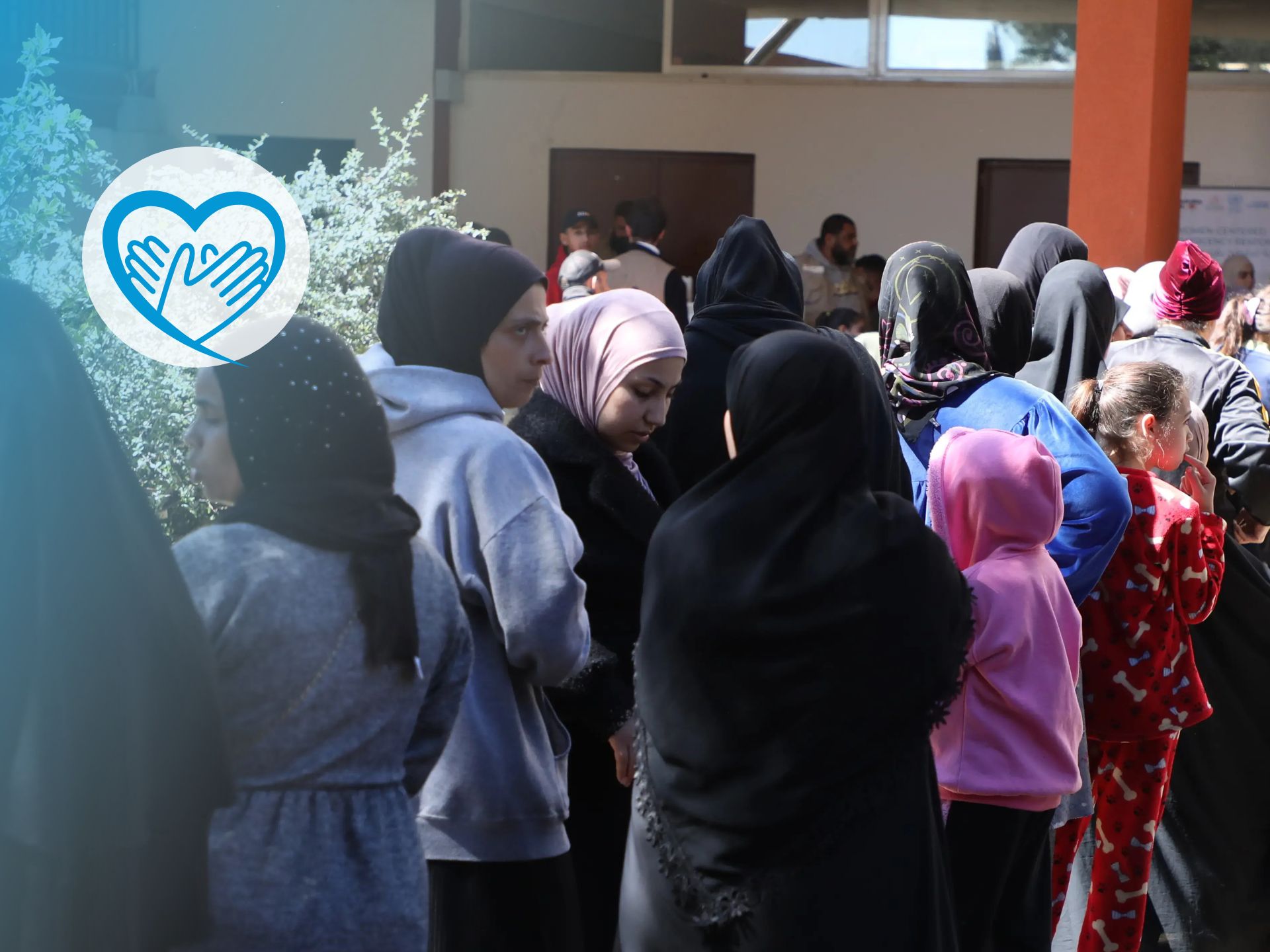 Frauen und Kinder stehen vor einer Einrichtung für Geflüchtete in einer Schlange - UN Women Nothilfe im Libanon