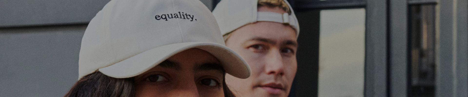 Frau und Mann tragen das Equaltiy Cap - UN Women Deutschland