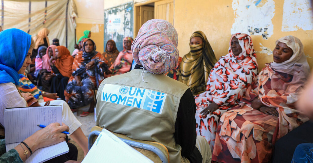 Frauen im Sudan sprechen mit Vertreter*innen von UN Women