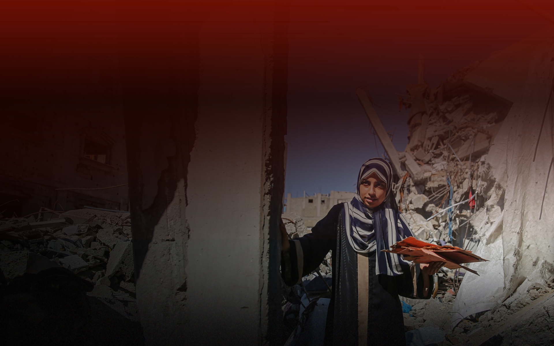 Junge Frau in den Trümmern eines Wohnhauses - Gaza