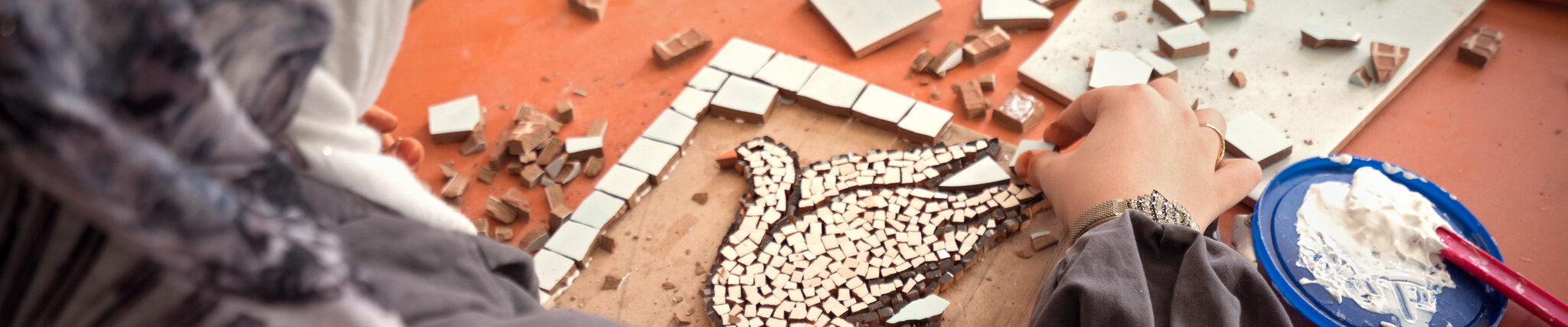 Frau erstellt Mosaik mit einer Taube