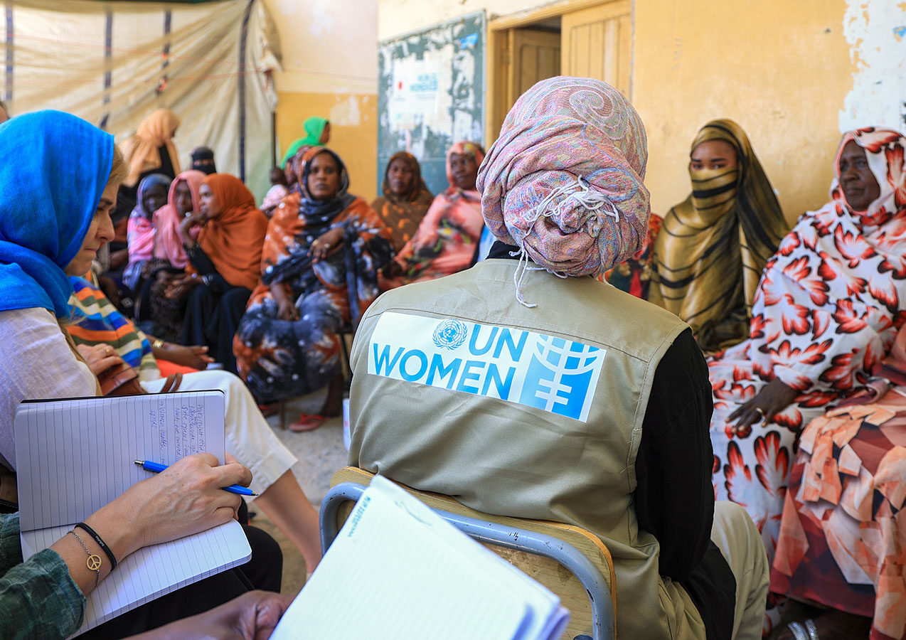 Frauen im Sudan sprechen mit Vertreter*innen von UN Women