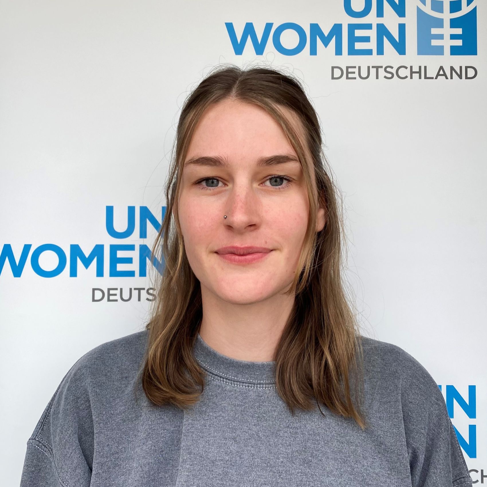 Portrait von Jana Masukowitz vor UN Women Deutschland Hintergrund