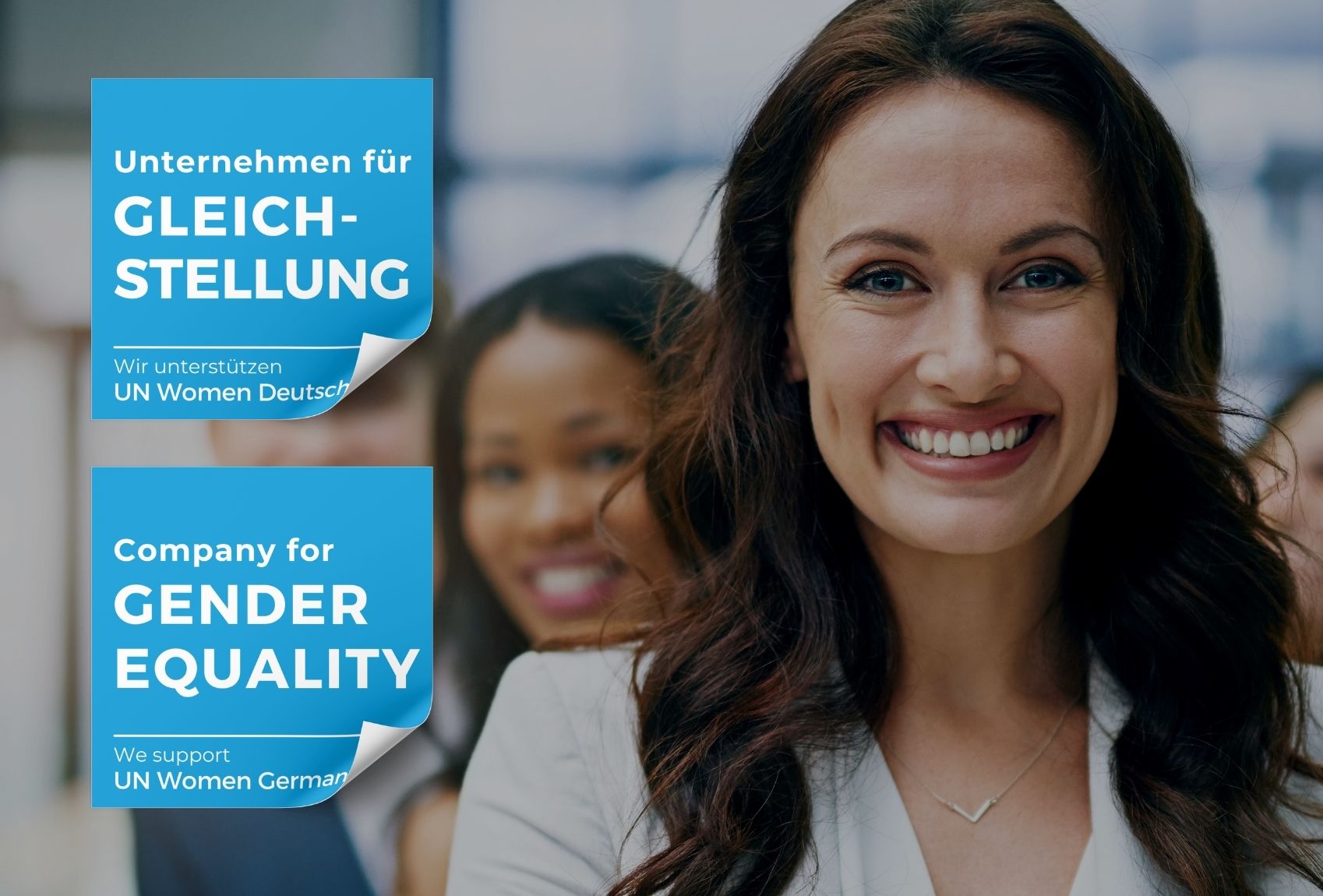 Frau lächelt in Kamera - Unternehmen für Gleichstellung werden - Emblem in Englisch und Deutsch - UN Women Deutschland