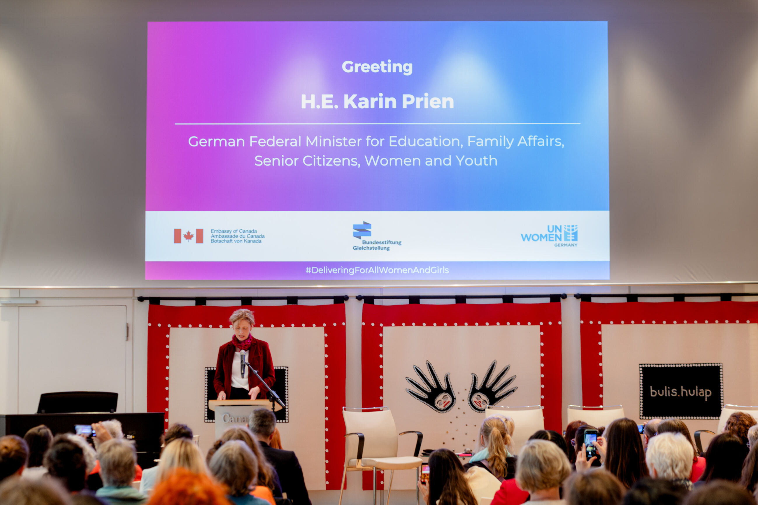 Federal minister Karin Prien on stage at the international conference presenting her greeting.