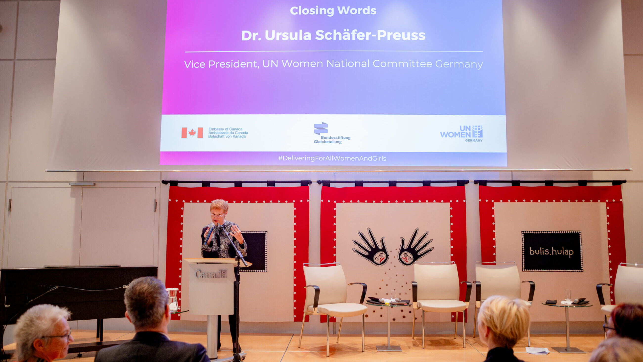 Dr. Ursula Schäfer-Preuss on stage at the conference presenting her closing remarks.