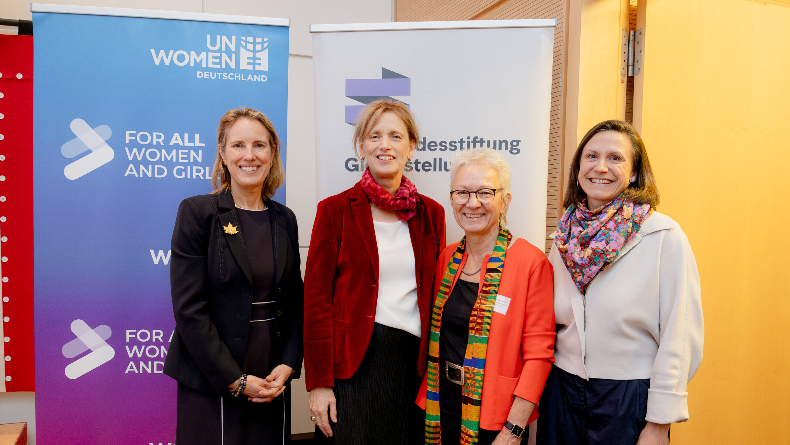 Bild der Bundesministerin Karin Prien mit Dr. Angela Langenkamp, Evelyne Coulombe und Lisi Maier
