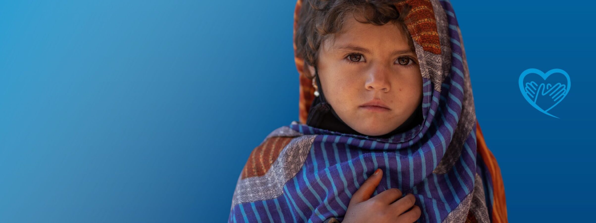 Afghanisches Mädchen schaut ernst in die Kamera- UN Women hilft Frauen in Afghanistan