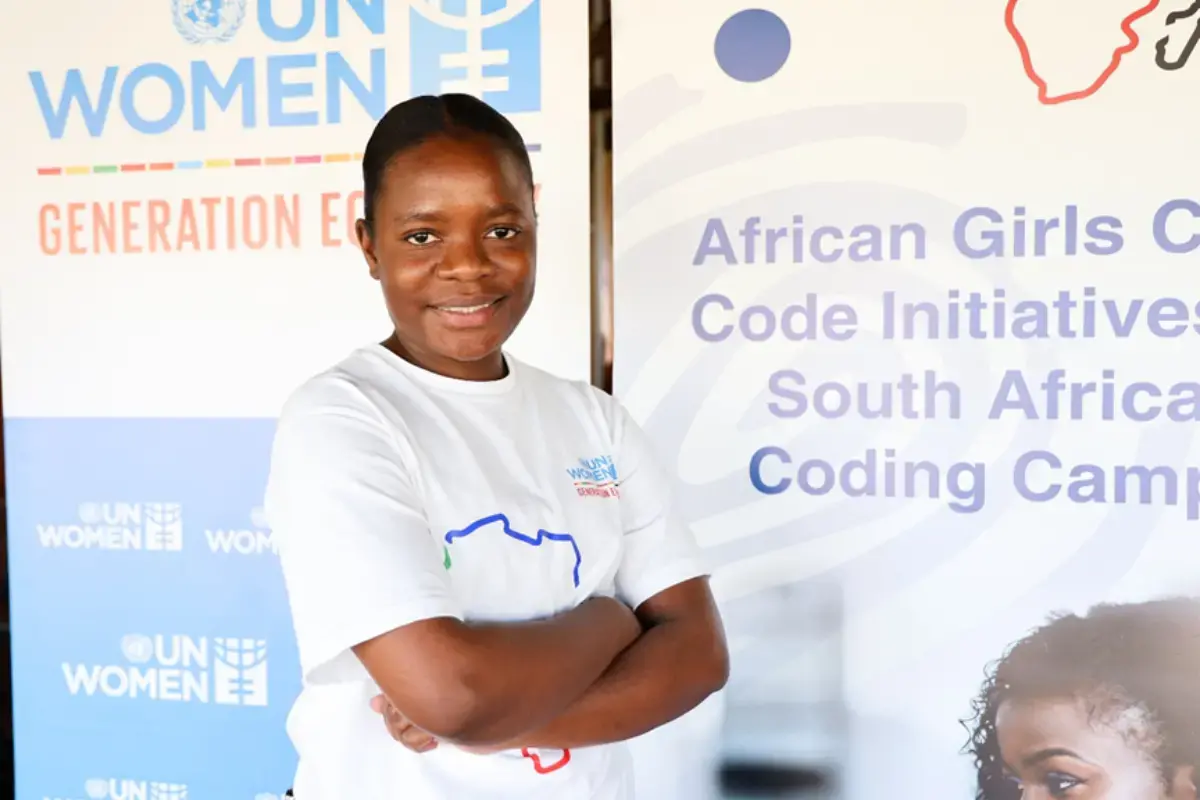 Mädchen vor Banner - - African Girls Can Code Initiative (AGCCI)