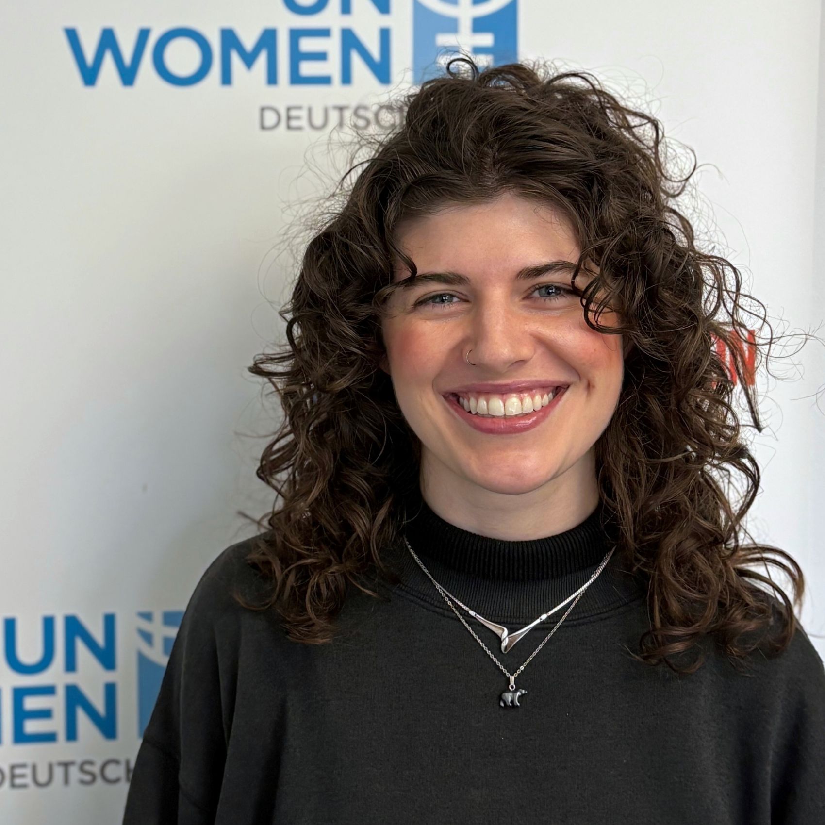 Portrait von Hannah Wohlbold vor UN Women Deutschland Hintergrund