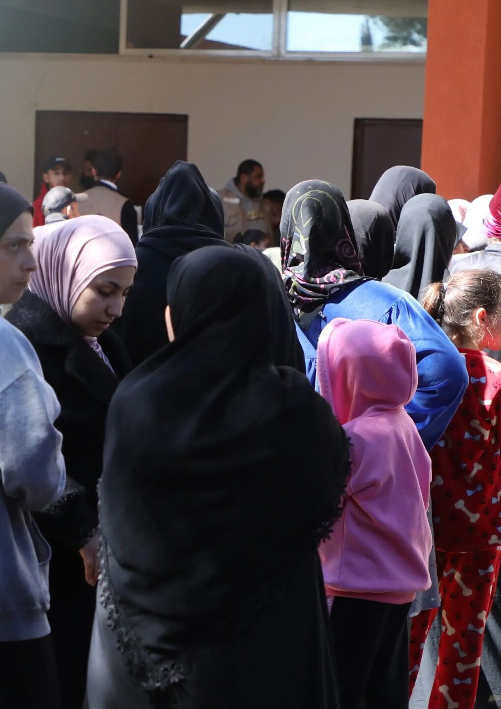 Frauen und Kinder stehen vor einer Einrichtung für Geflüchtete in einer Schlange - UN Women Nothilfe im Libanon