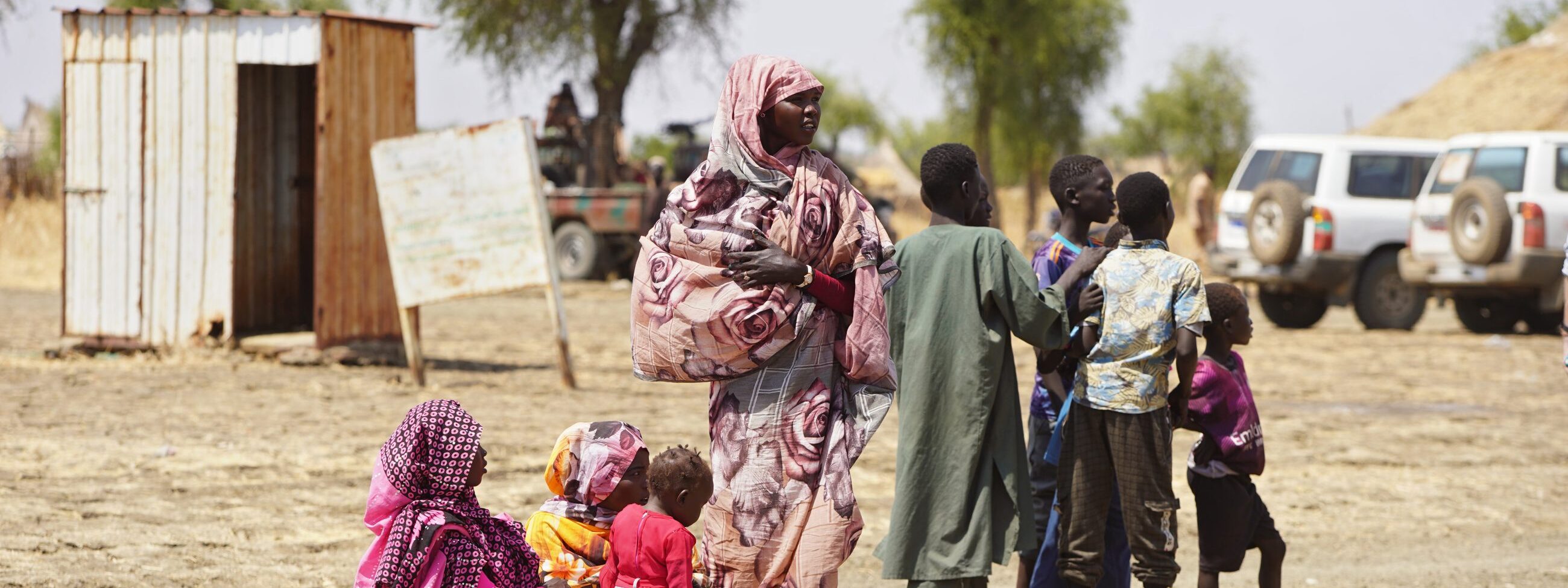 Frauen und Kinder im Sudan in ländlichem Gebiet