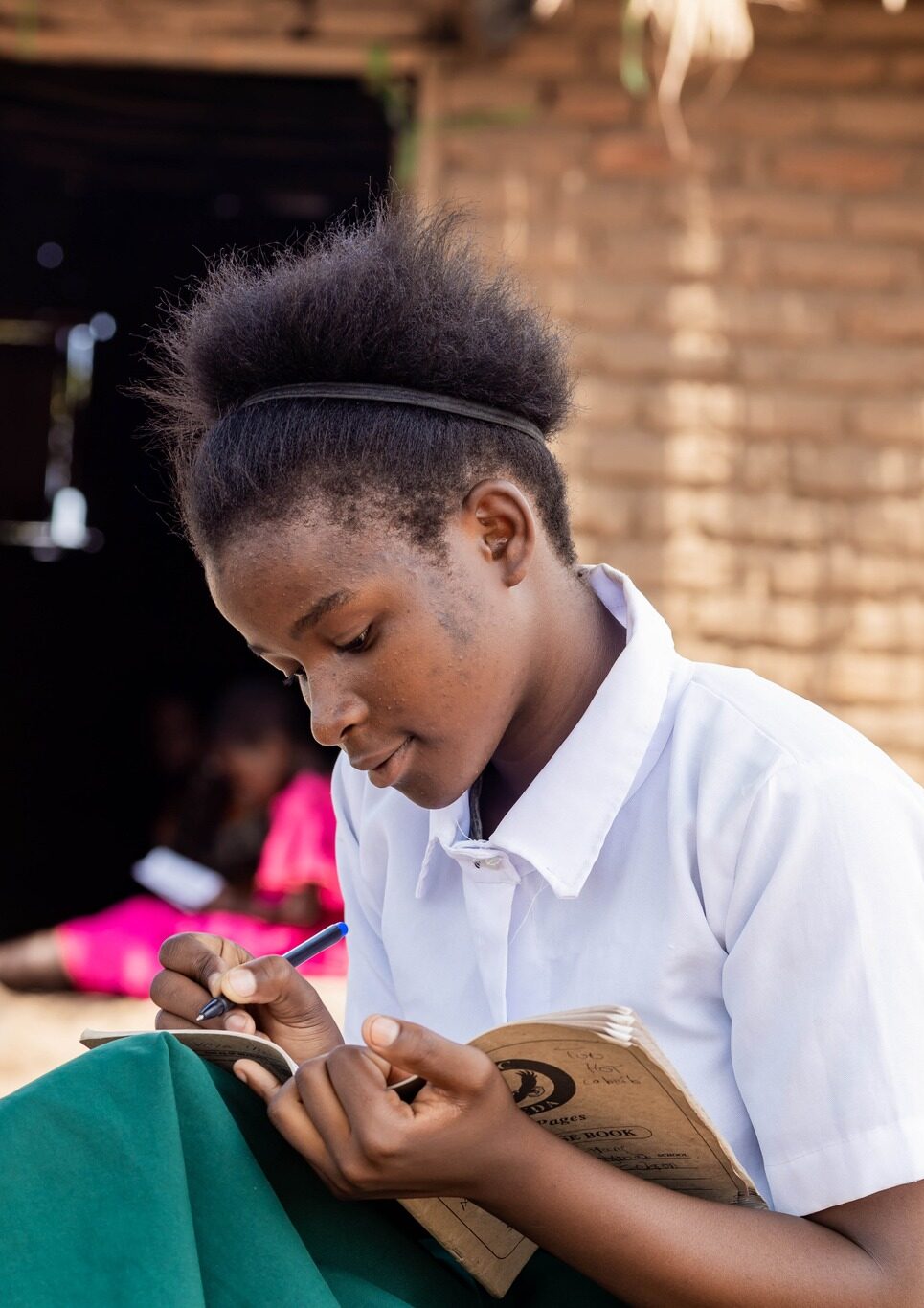 Mädchen in Malawi macht Ihre Schulaufgaben