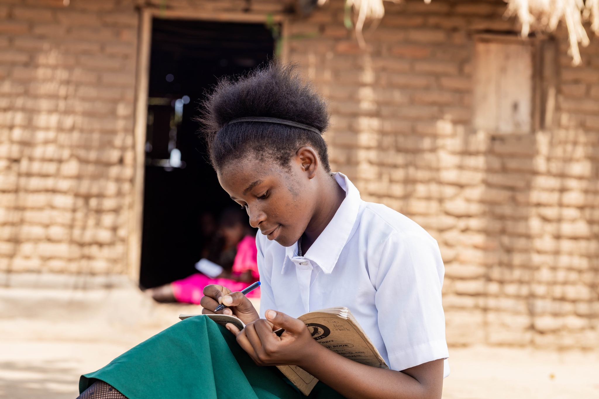 Mädchen in Malawi macht Ihre Schulaufgaben