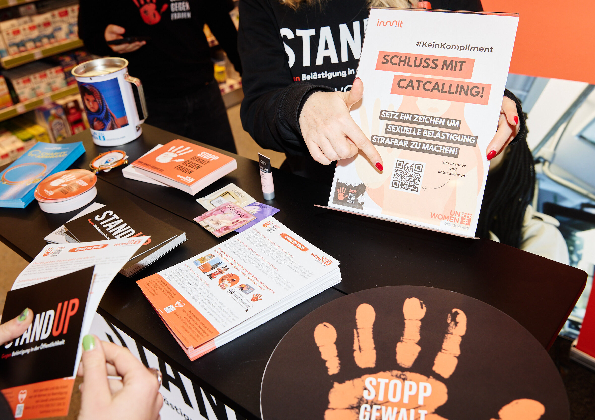Infostand mit Prospekten zu Orange the World