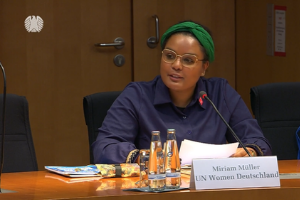 Miriam Mona Müller während der Stellungnahme 2020 in der öffentlichen Sitzung des Unterausschusses „Zivile Krisenprävention, Konfliktbearbeitung und vernetztes Handeln“ des Auswärtigen Ausschusses.