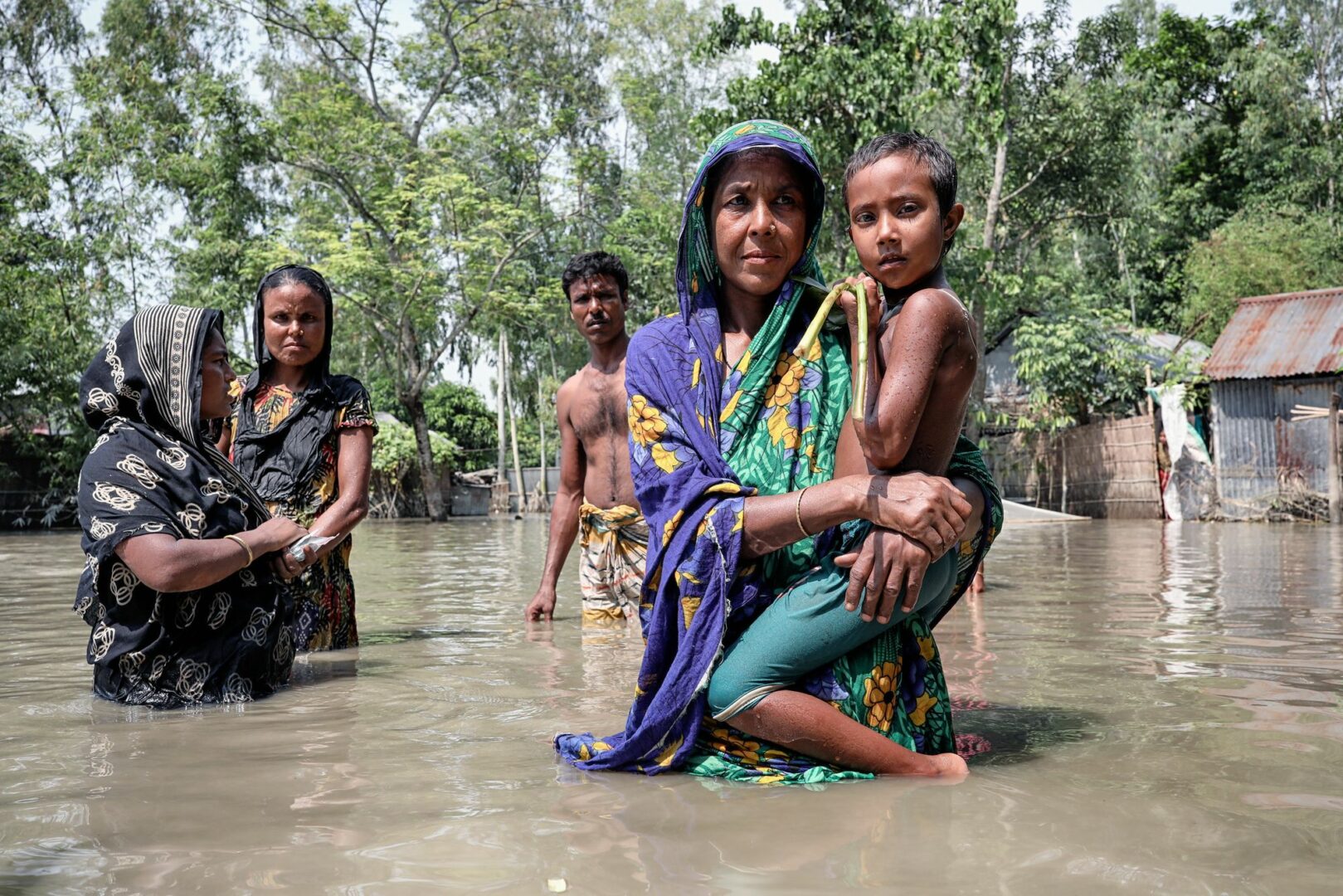 Nurun Nahar hat zwei Kinder; sie lebt in einem abgelegenen Ort in Islampur, Jamalpur. Die jüngste Flut hat ihr Haus zerstört. Sie versucht, mit der Katastrophe fertig zu werden, und hat eine nahe gelegene Unterkunft gefunden.