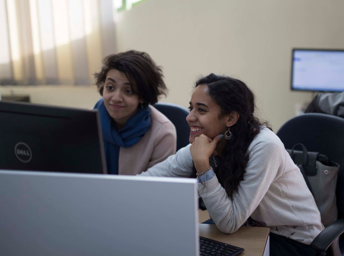 Zwei junge Frauen arbeiten am Computer