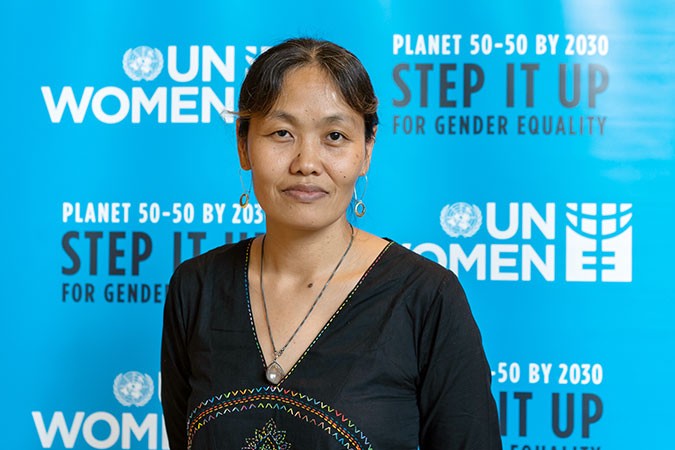 Ein Porträt von Matcha Phorn-In, eine lesbische, feministische Menschenrechtlerin aus Thailand. Foto: UN Women/Pathumporn Thongking