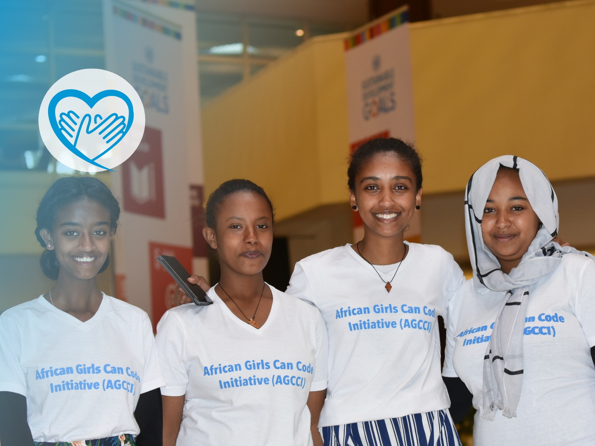 Spenden Sie für UN Women Deutschland. Vier Teilnehmerinnen der African Girls Can Code Initiative lächeln in die Kamera.