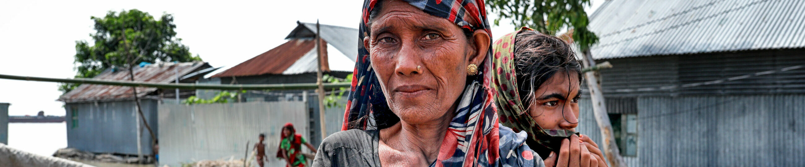 Rukhshana Bengum ist ein Flutopfer. Die jüngsten Überschwemmungen haben ihr Haus und ihr Erntefeld zerstört. Sie lebt jetzt mit ihren Kindern und ihrem Ehemann in einer Notunterkunft.
