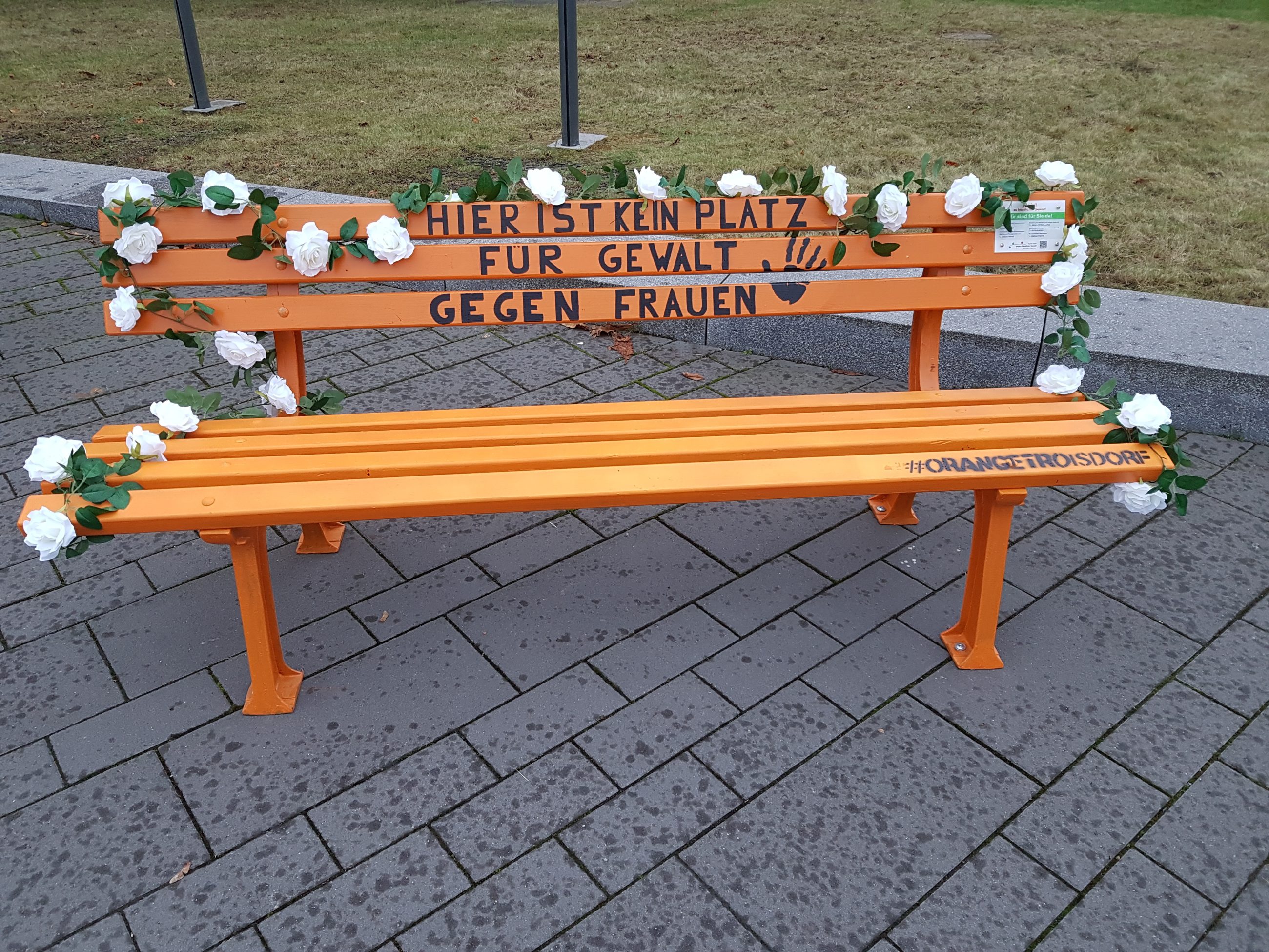 Orange the World Kampagne - Orange Bank mit Schrift 