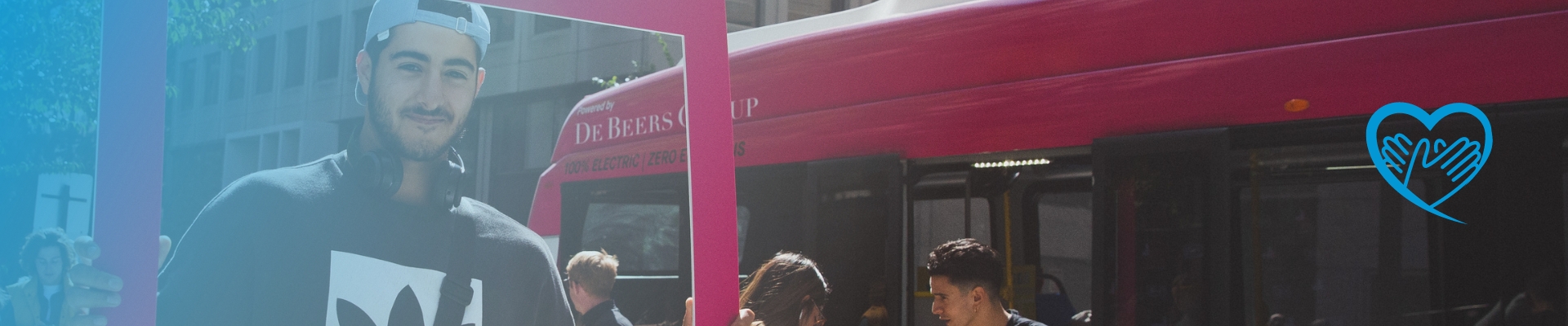 Jugendlicher hält ein HeForShe Plakat